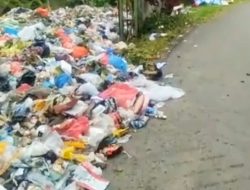 Tumpukan Sampah Meluber Hingga ke Pinggir Jalan, Warga Mengeluh