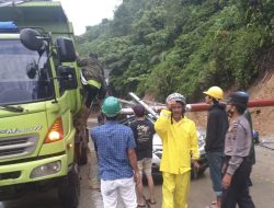 Penumpang Minibus Tertimpa Tiang Listrik Selamat, Kerugian Rp25 Juta