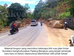 Lamban Bersihkan Material Longsor, Masyarakat Sesalkan Pemkab Pessel