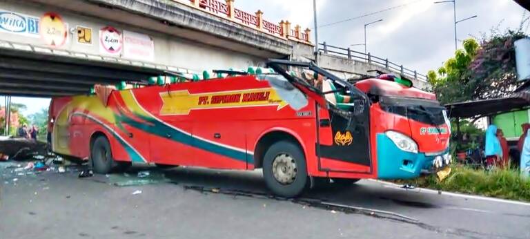 Bus Hantam Fly Over Padangpanjang, 16 Penumpang Luka-luka