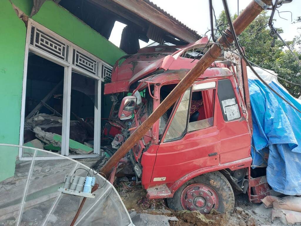 Truk Semen Hantam Rumah Warga di Solok