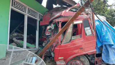 Truk Semen Hantam Rumah Warga di Solok