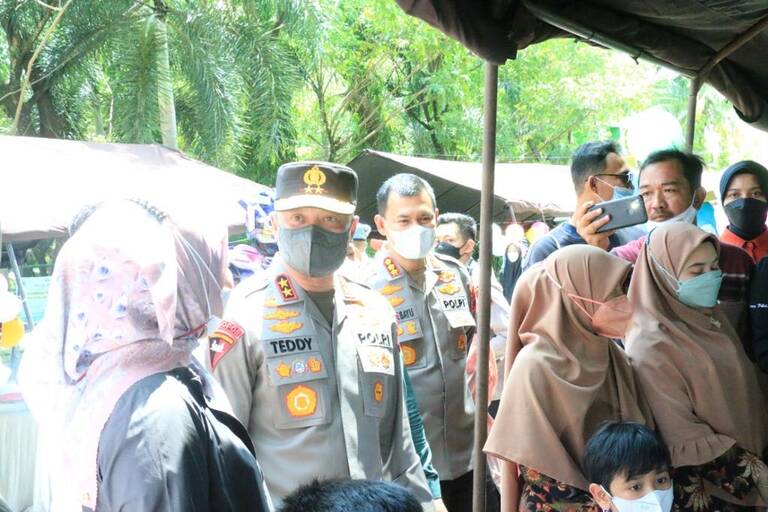 Kapolda saat pengecekan vaksinasi anak di SD AL-Azhar, Padang, beberapa hari lalu.