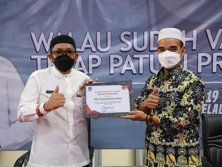 Pemko Padang memberikan penghargaan kepada PWI Sumbar