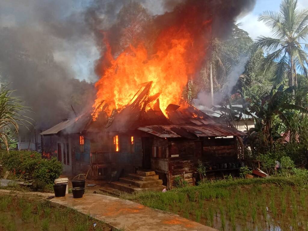 tiga rumah terbakar di agam