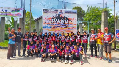 Tim putri Ivand dan tim putri FKAN Kuranji berfoto jelang pertandingan.