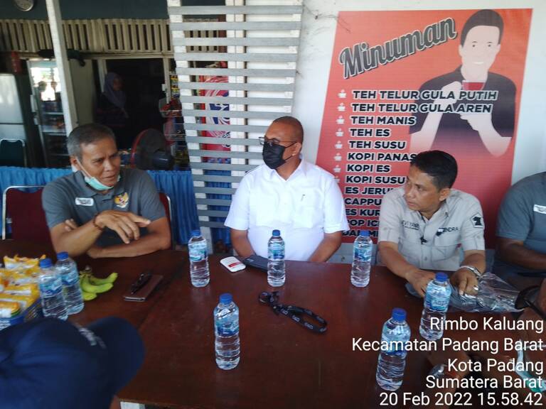 Anggota DPR RI Andre Rosiade memberikan suport kepada Panpel Liga Voli Temaja Kota Padang.