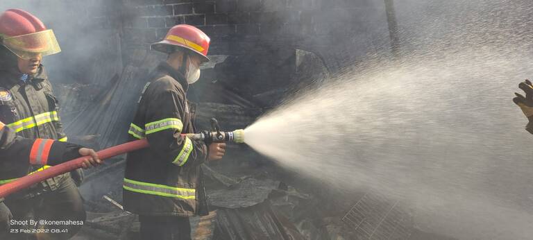 Sebanyak 7 unit rumah terbakar di daerah padat penduduk yang berada di jalan Belakang Tangsi