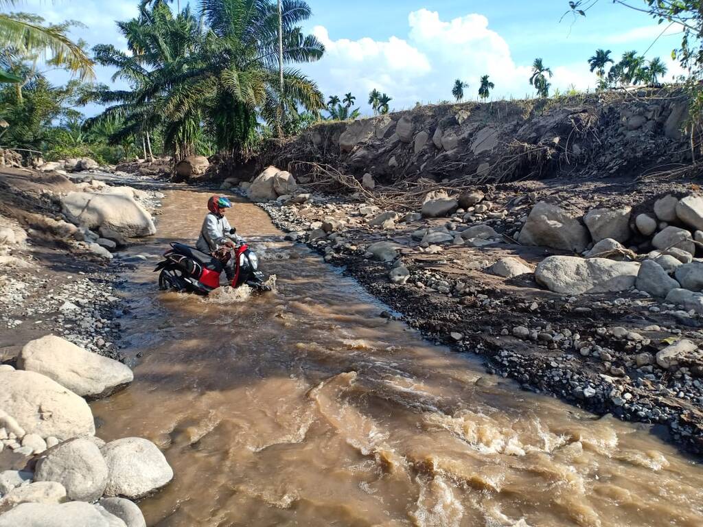 jembatan hancur karena galodo di pasaman