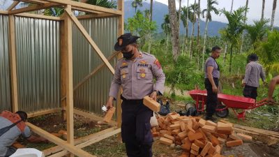 Salah seorang personel gabungan saat membuat MCK.