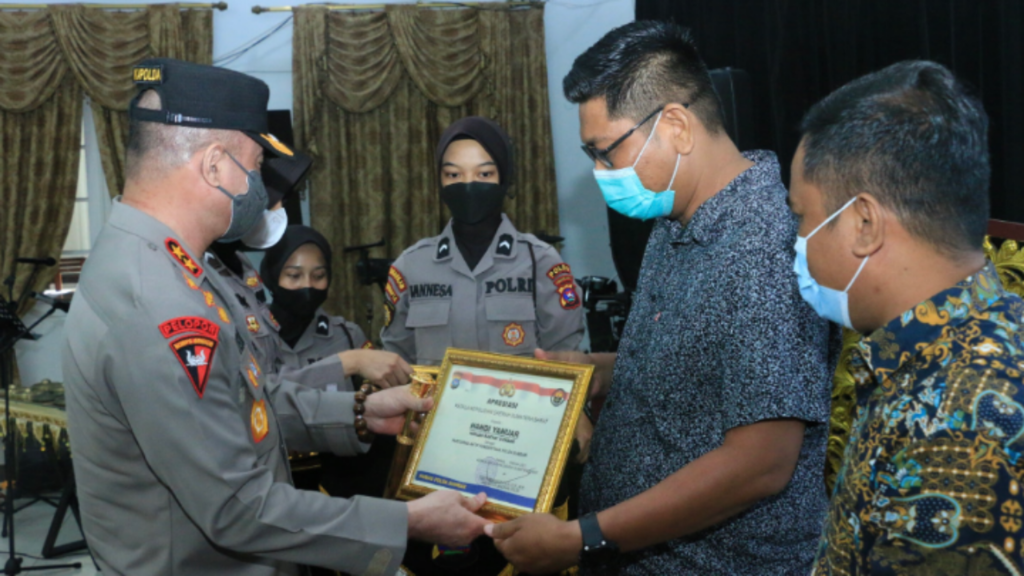 Kapolda Sumbar Irjenpol Teddy Minahasa saat memebrikan penghargaan kepada Handi Yanuar, wartawahan Harian Rakyat Sumbar.