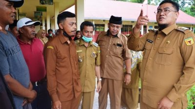 Wakil Bupati Tanahdatar Richi Aprian saat meninjau lokasi longsor di lokasi SDN 12 Paninjauan