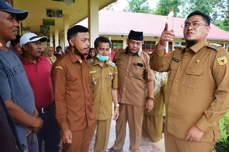 Wakil Bupati Tanahdatar Richi Aprian saat meninjau lokasi longsor di lokasi SDN 12 Paninjauan