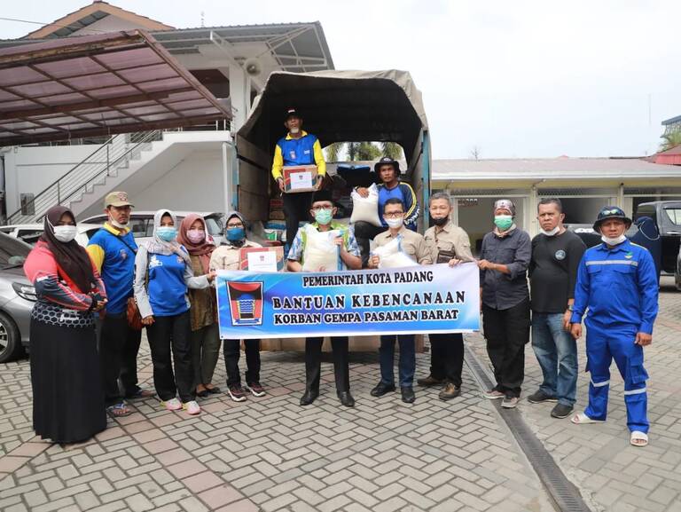 Wako Padang Hendri Septa saat pelepasan bantuan kepada korban gempa.
