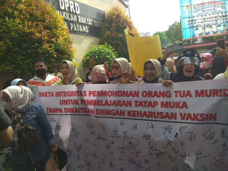 Ratusan Walimurid Geruduk DPRD Padang, Terkait Surat Edaran Kadisdik