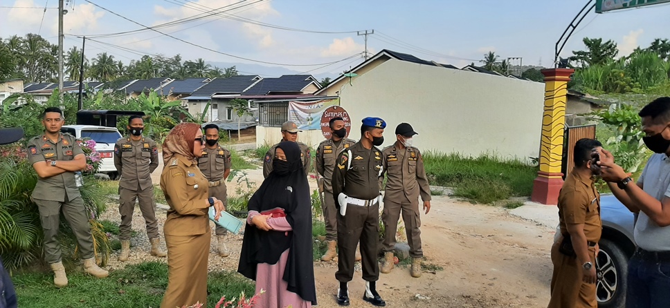 Camat Payakumbuh Timur, Dewi Novita saat turun tangan menyelesaikan persoalan tanah.