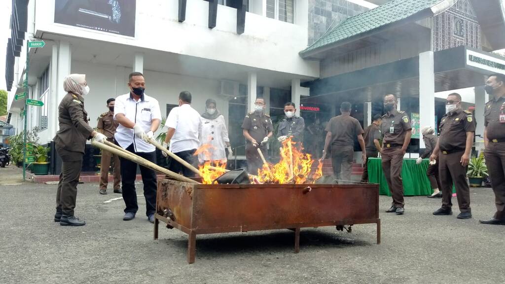 Kejari Bukittinggi Musnahkan Barang Bukti 33 dari Perkara