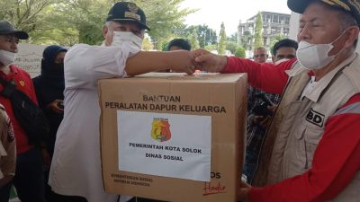 Wako Zul Elfian mengantarkan langsung bantuan korban gempa di Pasaman Barat.