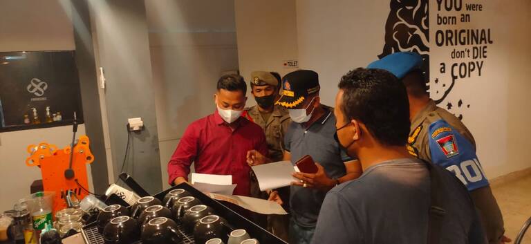  Petugas Satpol PP Padang memeriksa salah satu kafe yang diduga melanggar aturan Prokes Covid-19.