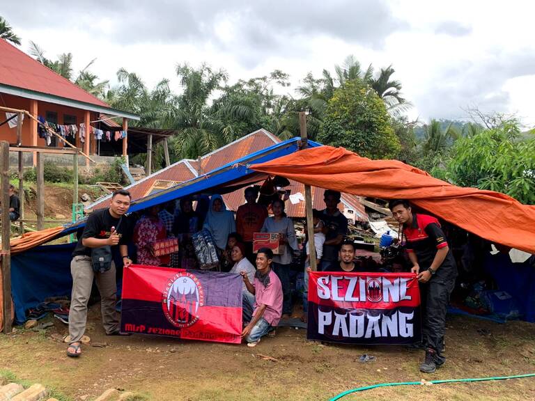 Milanisti Indonesia Sezione Padang saat menyalurkan bantuan di posko pengungsian.