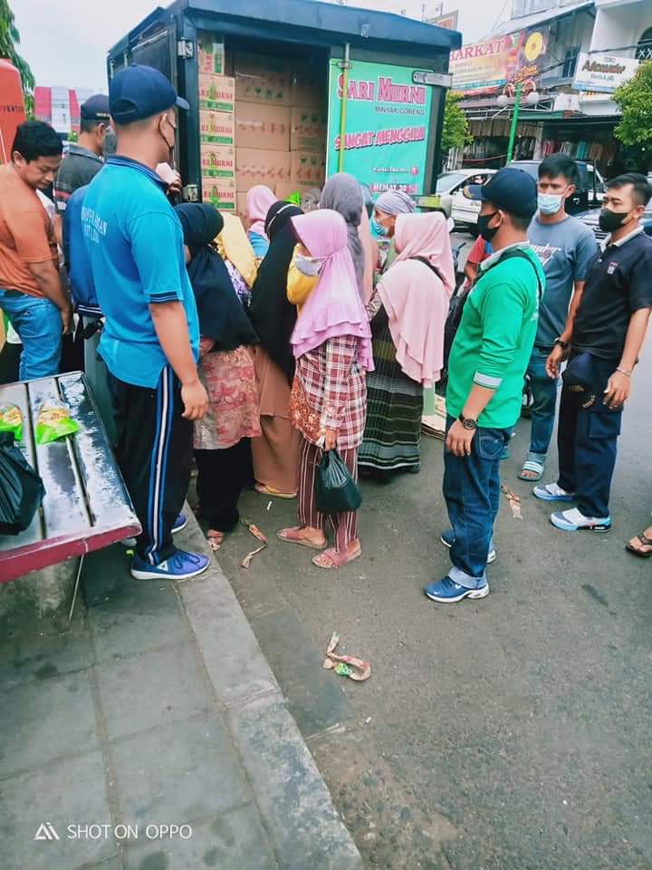 Dinas Perdagangan Kota Padang menggelar Operasi pasar minyak goreng.