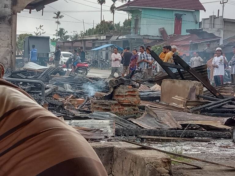 Enam rumah toko (Ruko) semi permanen hangus terbakar