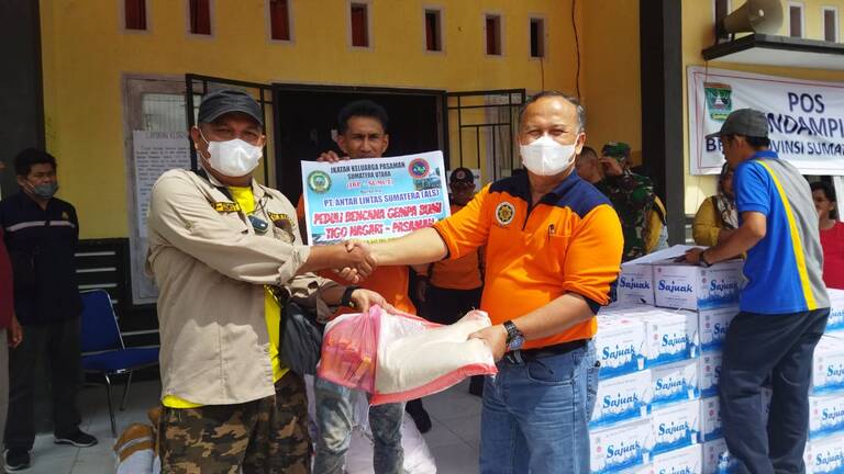 Penyerahan bantuan gempa oIeh KP-SUMUT) dan PT Antar Lintas Sumatera