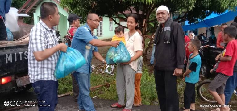 Penyerahan bantuan dari organisasi Minang Serantau Wamena.