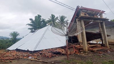 Sebuah rumah di Kampung Rawang hancur akibat gempa.