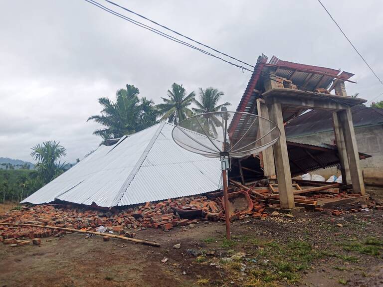 Sebuah rumah di Kampung Rawang hancur akibat gempa.