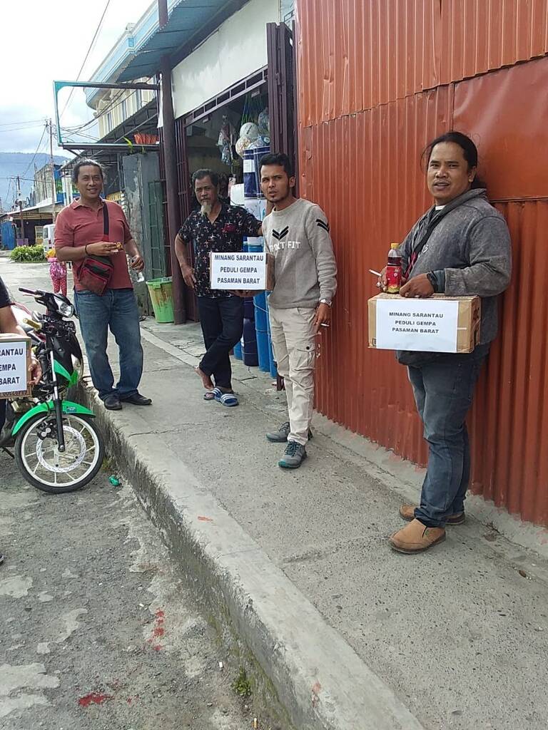 Aksi pengumpulan dana oleh Grup Minang Serantau Wamena