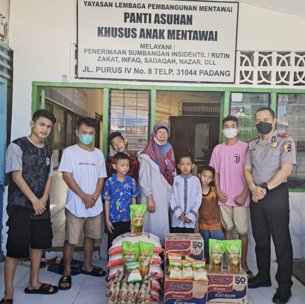 Penyerahan bantun Sembako, Sabtu (30/4) siang.