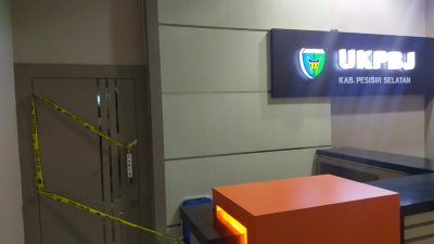 Police line terpasang pada sebuah ruangan.
