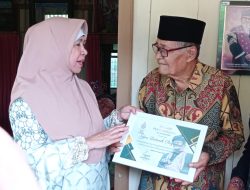 DPD Satupena Sumbar Silaturahmi ke Kediaman Yus Datuk Perpatih: “Jangan hanya Membaca yang Tertulis…”