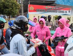 Bhayangkari Polres Solok Berbagi Takjil kepada Pengguna Jalan