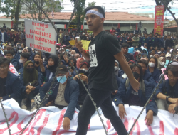 Aksi Ujuk Rasa Mahasiswa di Padang Dibubarkan Polisi
