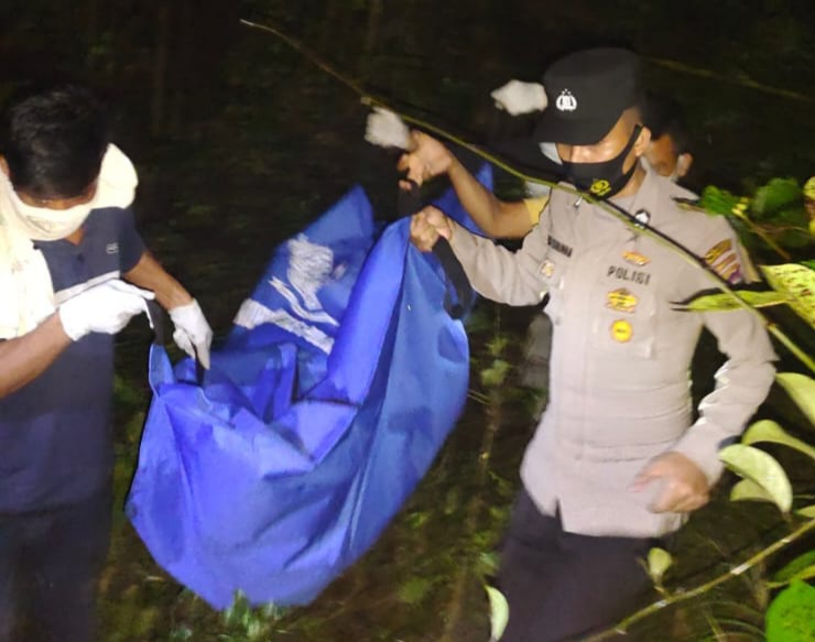 Personel Polsek Sungai Beremas saat mengevakuasi jasad korban.