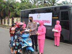 Kapolres Pasaman Barat Bagikan Takjil Gratis