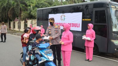 Prosesi pembagian takjil gratis oleh Polres Pasaman Barat.