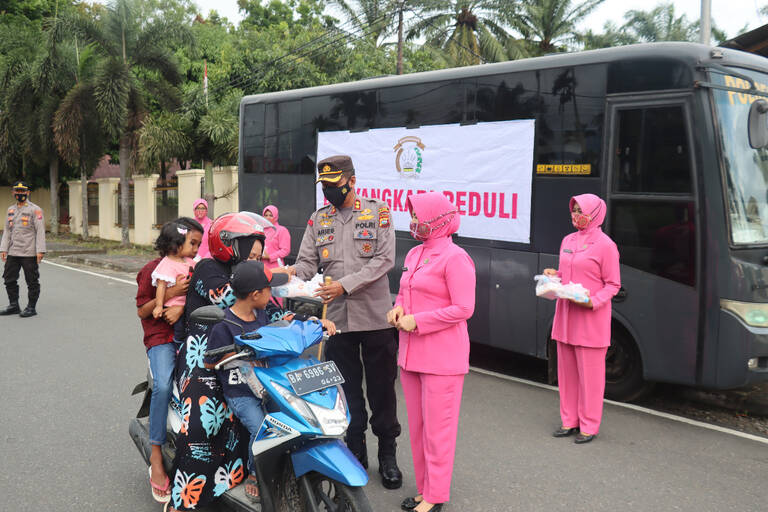 Prosesi pembagian takjil gratis oleh Polres Pasaman Barat.