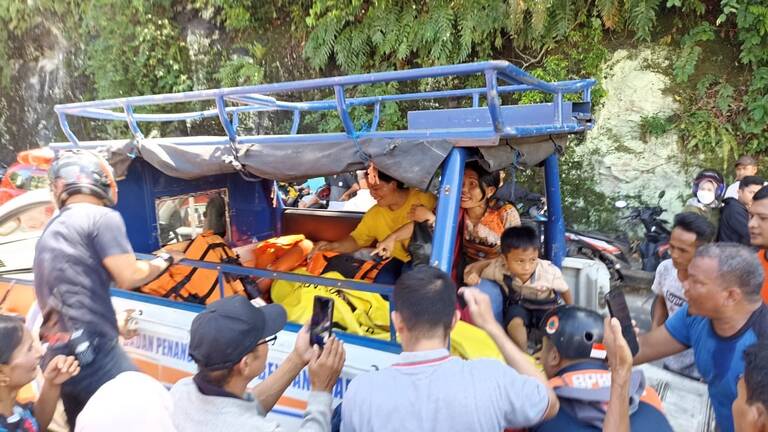 Tim Basarnas menemukan tiga dari lima korban kecelakaan lalu lintas yang terpental ke laut di kawasan Sungai Beremas