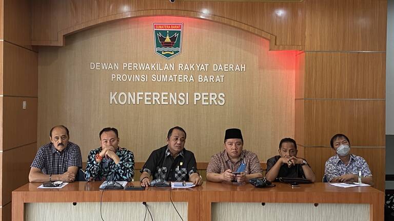 Ketua Komisi III  DPRD Sumbar Ali Tanjung memberikan keterangan pers terkait kasus dugaan skimming Bank Nagari.