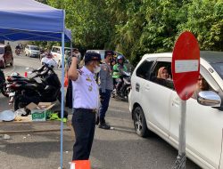Jalur Satu Arah Hindari Kemacetan di Pantai Air Manis Padang
