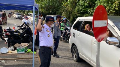 Petugas Dishub Padang saat memantau pelaksanaan sistem satu jalur.