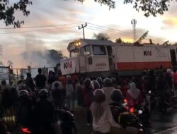 Lima Bangunan Ludes Terbakar, Pemadaman Sempat Terhenti karena Kereta Api