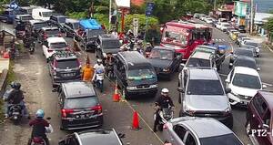 Kemacetan yang terjadi dari arah Padangpanjang menuju Bukittinggi
