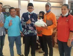 Hendri Septa Bagikan 300 Paket Sembako pada P3K DLH Padang
