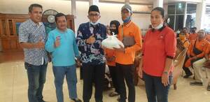 Walikota Padang Hendri Septa menyerahkan bantuan paket sembako berisi beras dan gula sebanyak 300 paket kepada petugas kebersihan (PK3) Dinas Lingkungan Hidup Kota Padang.