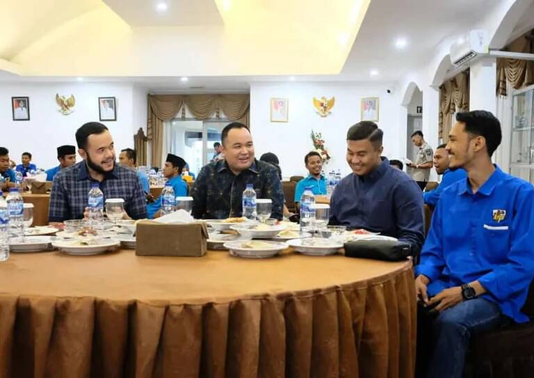 Walikota Padangpanjang Fadly Amran ketika menghadiri Halalbihalal KNPI Sumbar