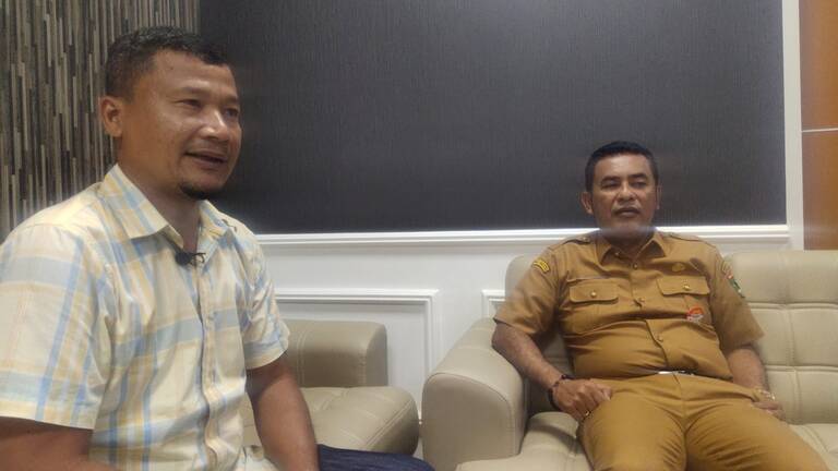 Wartawan Utama Harian Rakyat Sumbar Sukri Umar saat wawancara khusus dengan Era Sukma Munaf.